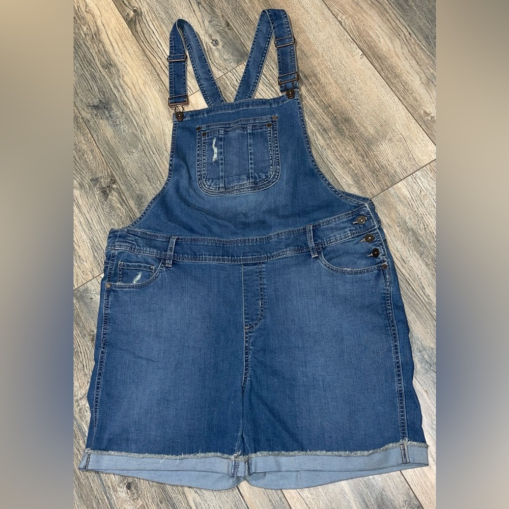 Frankie & Stella cuffed denim side button overall shorts. Women’s Plus 20W